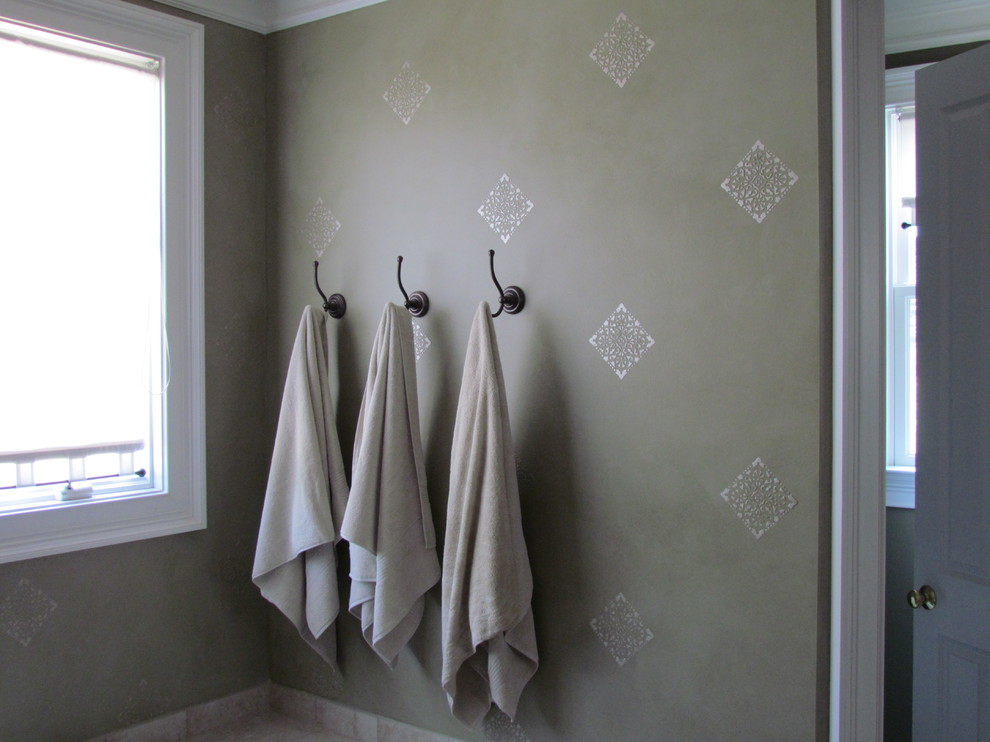 Пример оригинального дизайна: главная ванная комната в стиле неоклассика (современная классика)