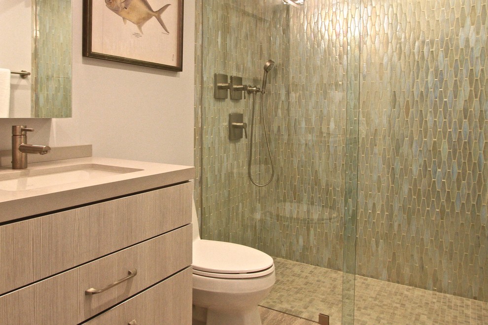 Idéer för ett mellanstort klassiskt badrum med dusch, med släta luckor, beige skåp, en dusch i en alkov, en toalettstol med separat cisternkåpa, beige kakel, vita väggar, ljust trägolv, ett undermonterad handfat och bänkskiva i akrylsten