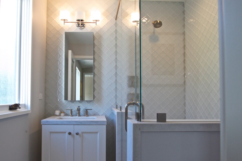 Idéer för ett mellanstort klassiskt en-suite badrum, med släta luckor, grå skåp, ett platsbyggt badkar, en dusch i en alkov, en toalettstol med separat cisternkåpa, grå kakel, vit kakel, tunnelbanekakel, grå väggar, marmorgolv, ett undermonterad handfat och marmorbänkskiva