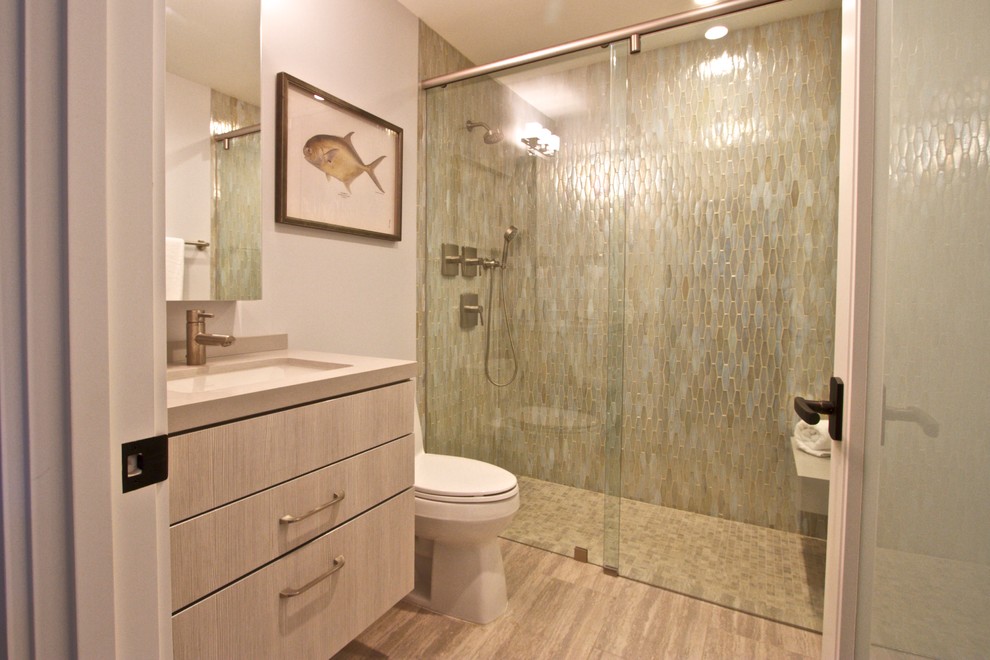 Idéer för att renovera ett mellanstort vintage badrum med dusch, med släta luckor, beige skåp, en dusch i en alkov, en toalettstol med separat cisternkåpa, beige kakel, vita väggar, ljust trägolv, ett undermonterad handfat och bänkskiva i akrylsten