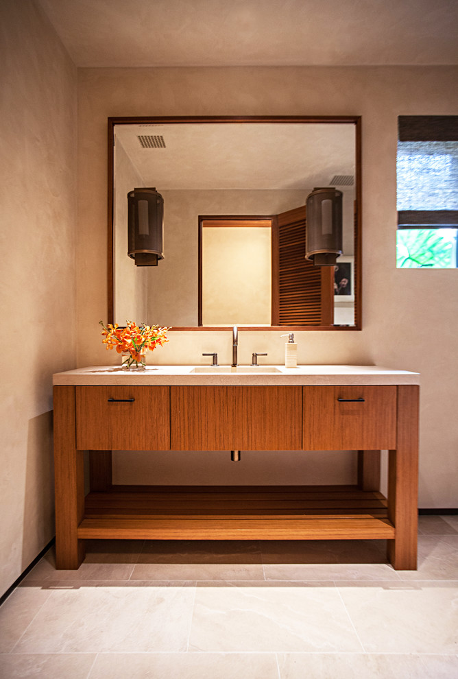 オレンジカウンティにあるコンテンポラリースタイルのおしゃれなバスルーム (浴槽なし) (家具調キャビネット、中間色木目調キャビネット、御影石の洗面台) の写真