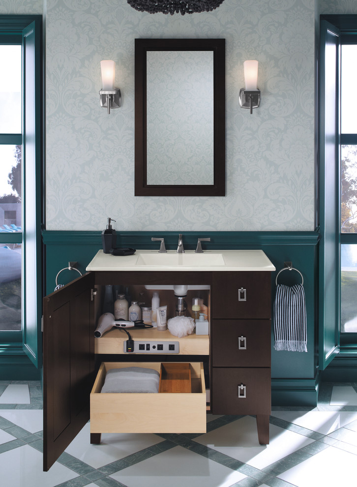 Idéer för mycket stora funkis en-suite badrum, med ett integrerad handfat, släta luckor, skåp i mörkt trä, flerfärgad kakel, gröna väggar och marmorgolv