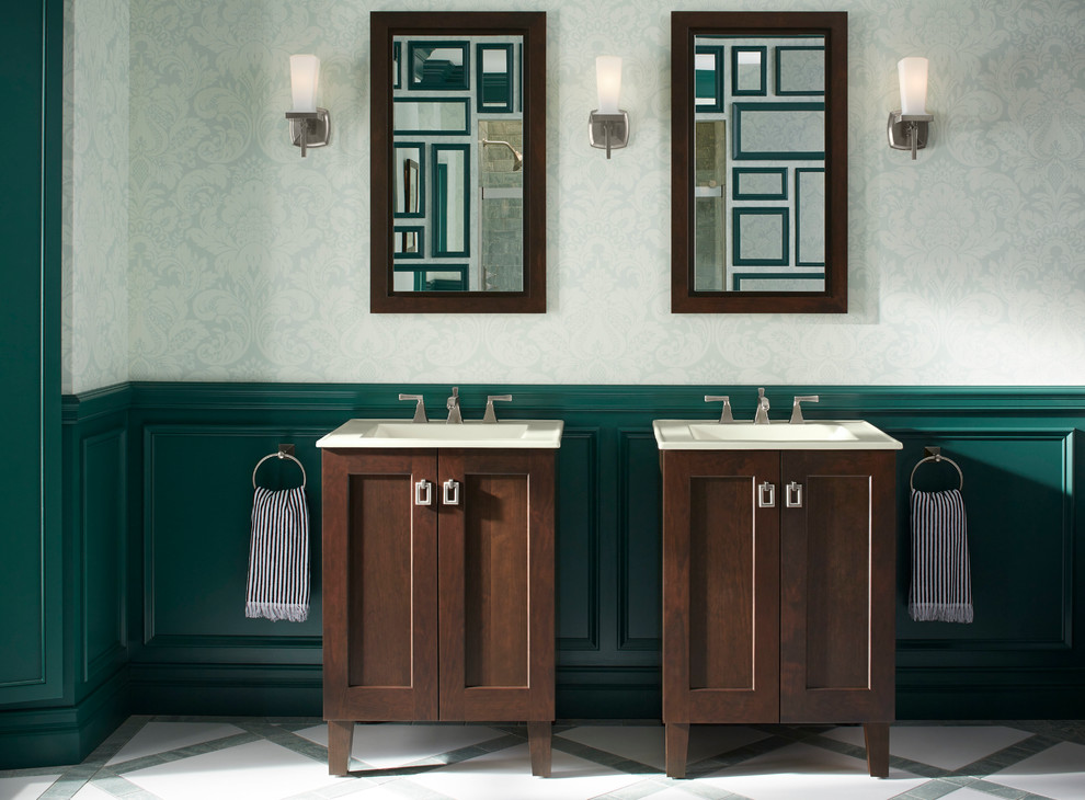 Стильный дизайн: огромная главная ванная комната в классическом стиле с монолитной раковиной, фасадами в стиле шейкер, темными деревянными фасадами, столешницей из искусственного камня, зелеными стенами и мраморным полом - последний тренд