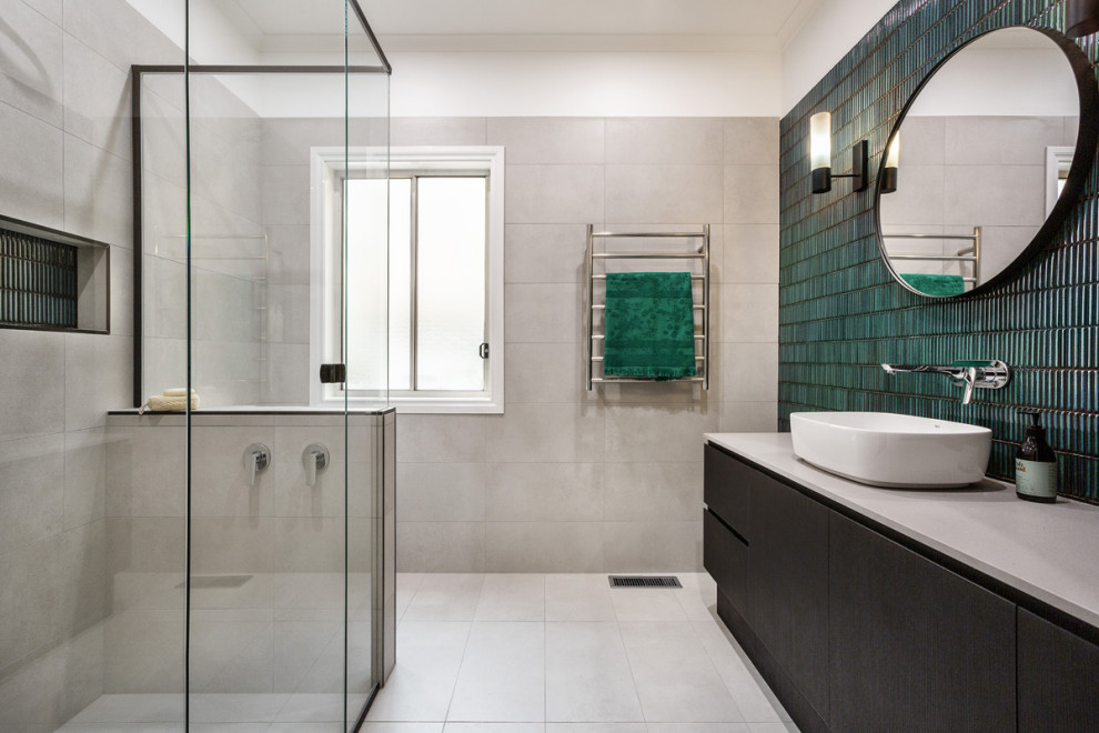 Foto de cuarto de baño contemporáneo con baldosas y/o azulejos verdes, azulejos en listel, suelo de baldosas de cerámica, lavabo sobreencimera, encimera de cuarzo compacto, ducha con puerta con bisagras y encimeras beige