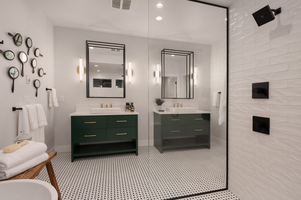 Пример оригинального дизайна: большая главная ванная комната в стиле кантри с плоскими фасадами, зелеными фасадами, отдельно стоящей ванной, душевой комнатой, белыми стенами, открытым душем и белой столешницей