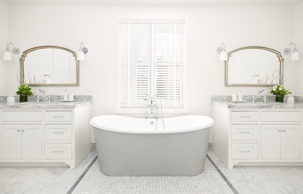 Idéer för att renovera ett lantligt grå grått en-suite badrum, med skåp i shakerstil, vita skåp, ett fristående badkar, grå kakel, vita väggar, marmorgolv, ett undermonterad handfat, marmorbänkskiva och grått golv