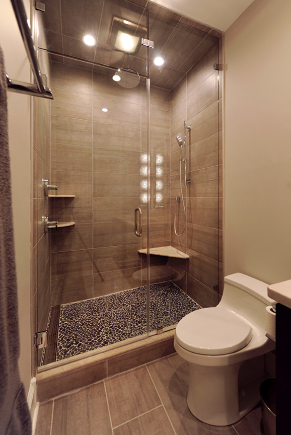 Imagen de cuarto de baño contemporáneo grande con armarios con paneles lisos, puertas de armario de madera en tonos medios y suelo de baldosas de cerámica