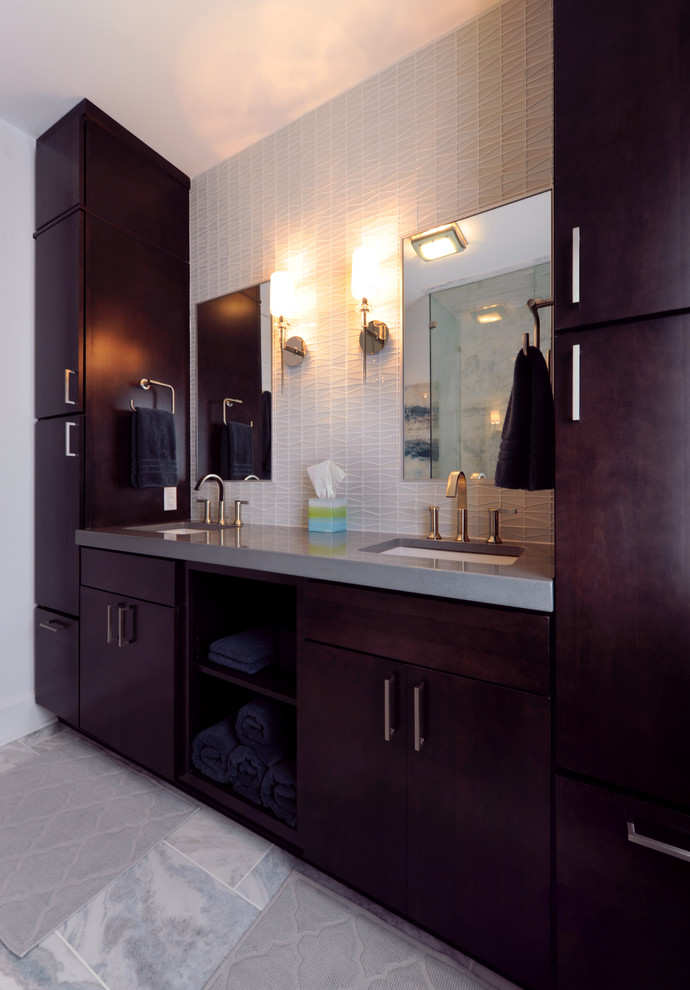 Esempio di una grande stanza da bagno contemporanea con ante lisce, ante in legno bruno e pavimento in marmo