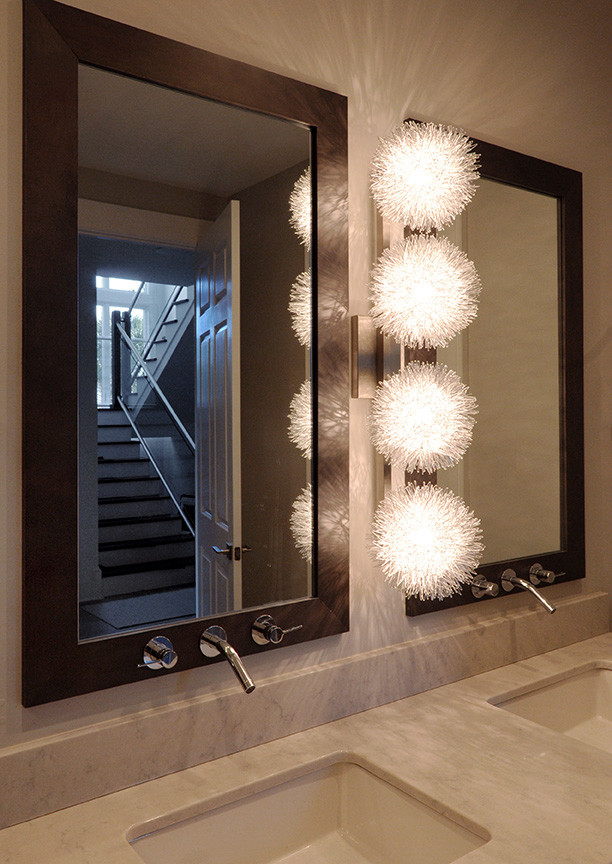 Diseño de cuarto de baño contemporáneo grande con armarios con paneles lisos, puertas de armario de madera en tonos medios y suelo de baldosas de cerámica