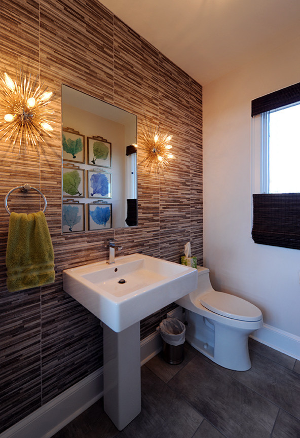 Immagine di una grande stanza da bagno minimal con pavimento con piastrelle in ceramica, ante lisce e ante in legno bruno