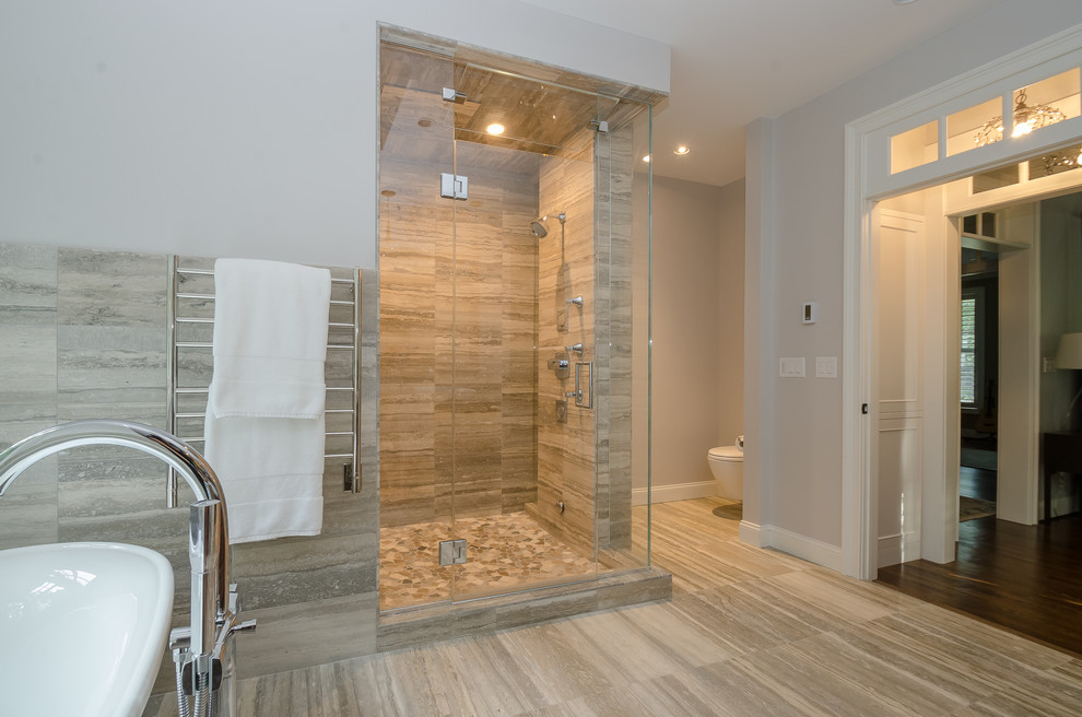 Пример оригинального дизайна: большая главная ванная комната в классическом стиле с настольной раковиной, отдельно стоящей ванной, двойным душем, инсталляцией, серой плиткой, каменной плиткой, серыми стенами и темным паркетным полом