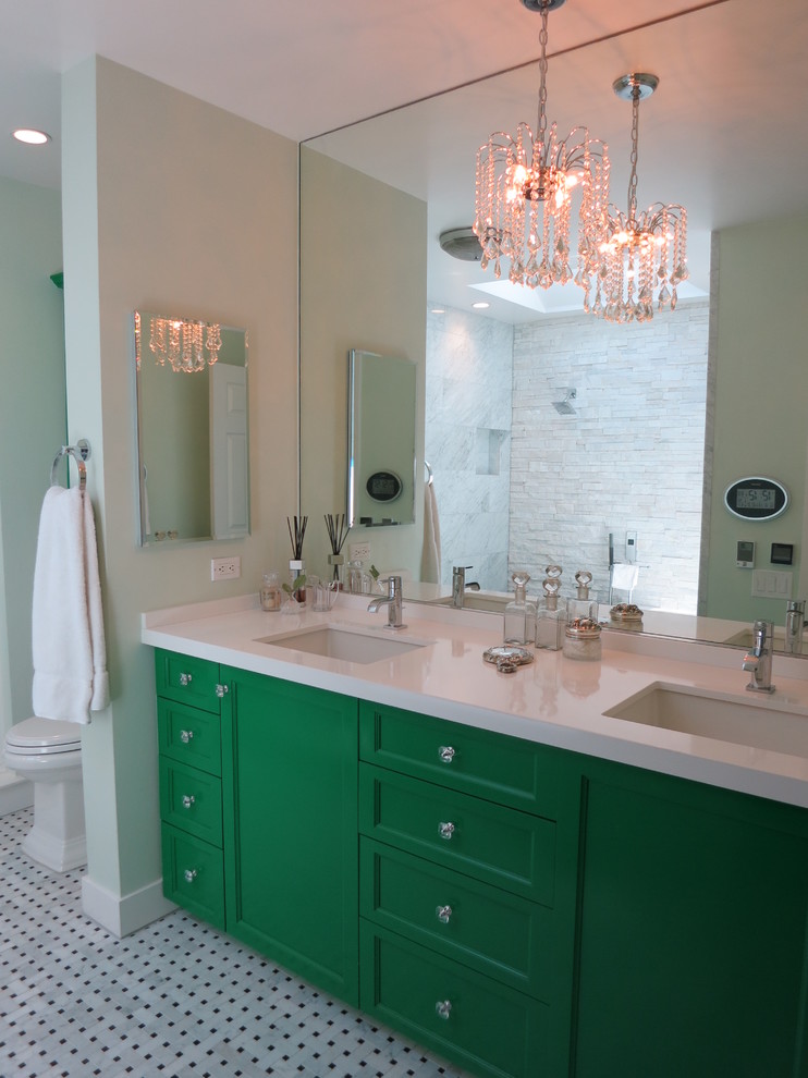 Inspiration för mellanstora klassiska en-suite badrum, med ett undermonterad handfat, luckor med infälld panel, gröna skåp, bänkskiva i kvarts, ett undermonterat badkar, en öppen dusch, en toalettstol med separat cisternkåpa, vit kakel, mosaik, gröna väggar och marmorgolv