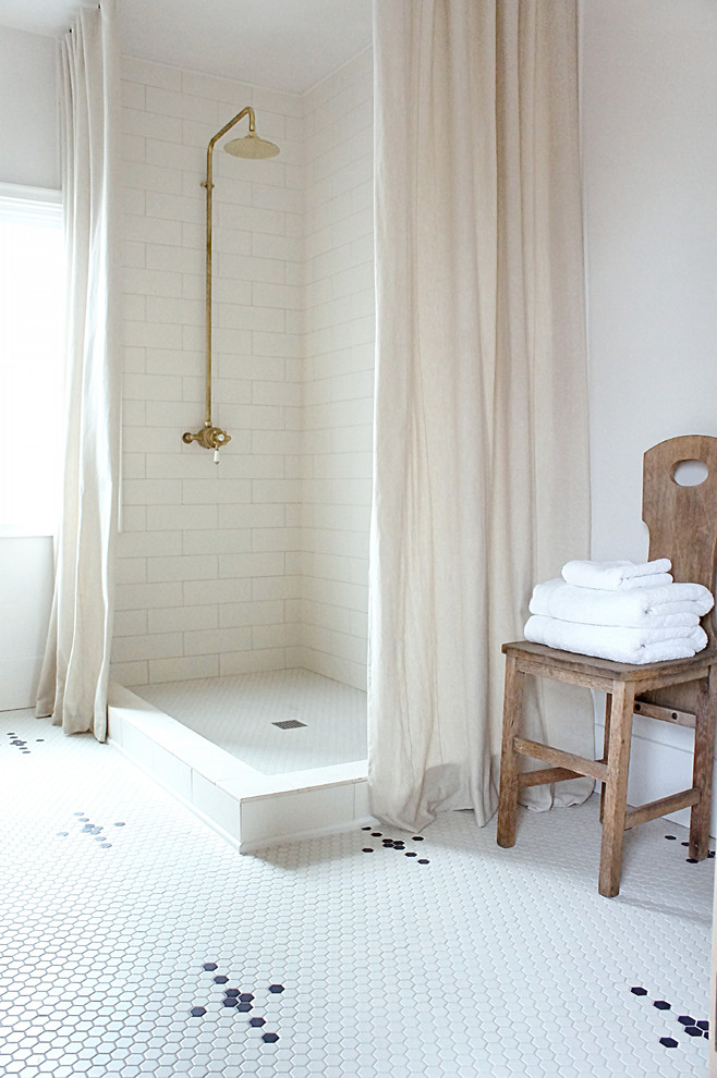 Стильный дизайн: главная ванная комната среднего размера в стиле неоклассика (современная классика) с фасадами островного типа, светлыми деревянными фасадами, угловым душем, раздельным унитазом, белой плиткой, плиткой кабанчик, белыми стенами, полом из керамической плитки, настольной раковиной, мраморной столешницей, белым полом и шторкой для ванной - последний тренд
