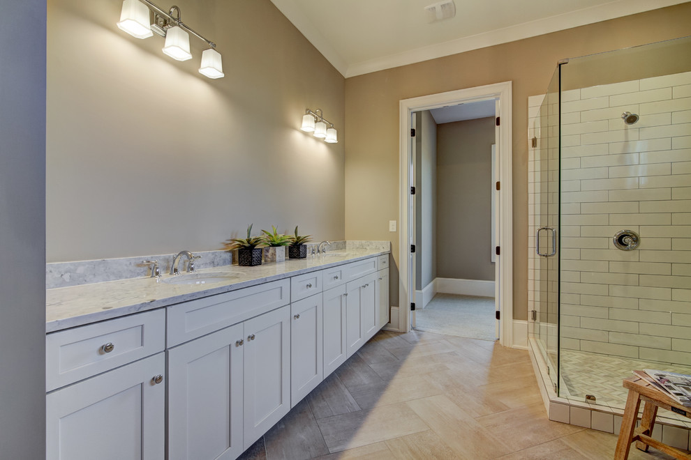 Idéer för ett modernt grå en-suite badrum, med släta luckor, vita skåp, en hörndusch, beige väggar, klinkergolv i keramik, ett nedsänkt handfat, marmorbänkskiva, beiget golv och dusch med gångjärnsdörr