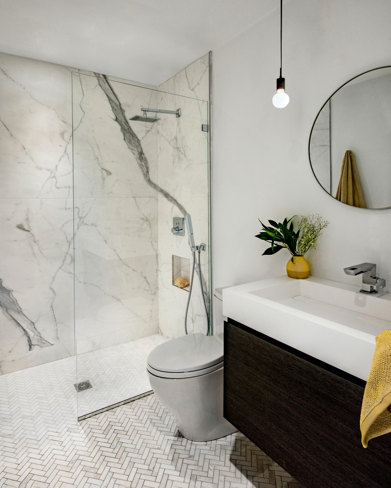 Inspiration för stora moderna vitt badrum med dusch, med släta luckor, skåp i mörkt trä, en dusch i en alkov, en toalettstol med hel cisternkåpa, grå kakel, vita väggar, ett integrerad handfat och grått golv