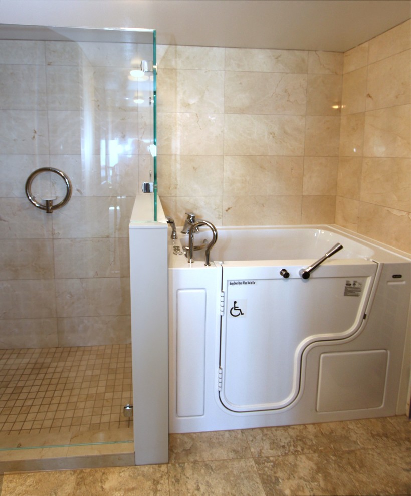 Mittelgroßes Modernes Badezimmer En Suite mit Badewanne in Nische, Duschnische, beigen Fliesen, Porzellanfliesen, beiger Wandfarbe, Keramikboden, beigem Boden und Falttür-Duschabtrennung in San Francisco