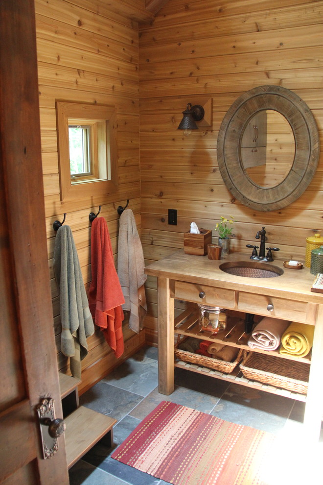 Exempel på ett mellanstort amerikanskt badrum, med öppna hyllor, skåp i mellenmörkt trä, ett undermonterad handfat och träbänkskiva