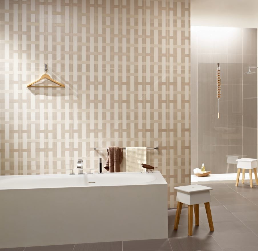 Idéer för ett modernt en-suite badrum, med ett fristående badkar, en kantlös dusch, beige kakel, porslinskakel, beige väggar, klinkergolv i porslin, grått golv och med dusch som är öppen
