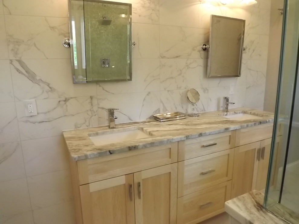 Idéer för mellanstora funkis en-suite badrum, med ett undermonterad handfat, skåp i shakerstil, skåp i mellenmörkt trä, granitbänkskiva, en öppen dusch, grå kakel, porslinskakel och rosa väggar