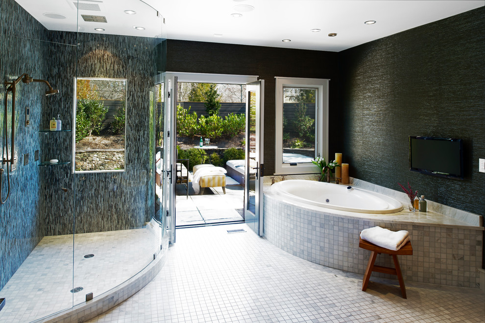 Imagen de cuarto de baño contemporáneo con bañera esquinera, ducha esquinera, baldosas y/o azulejos grises y ventanas