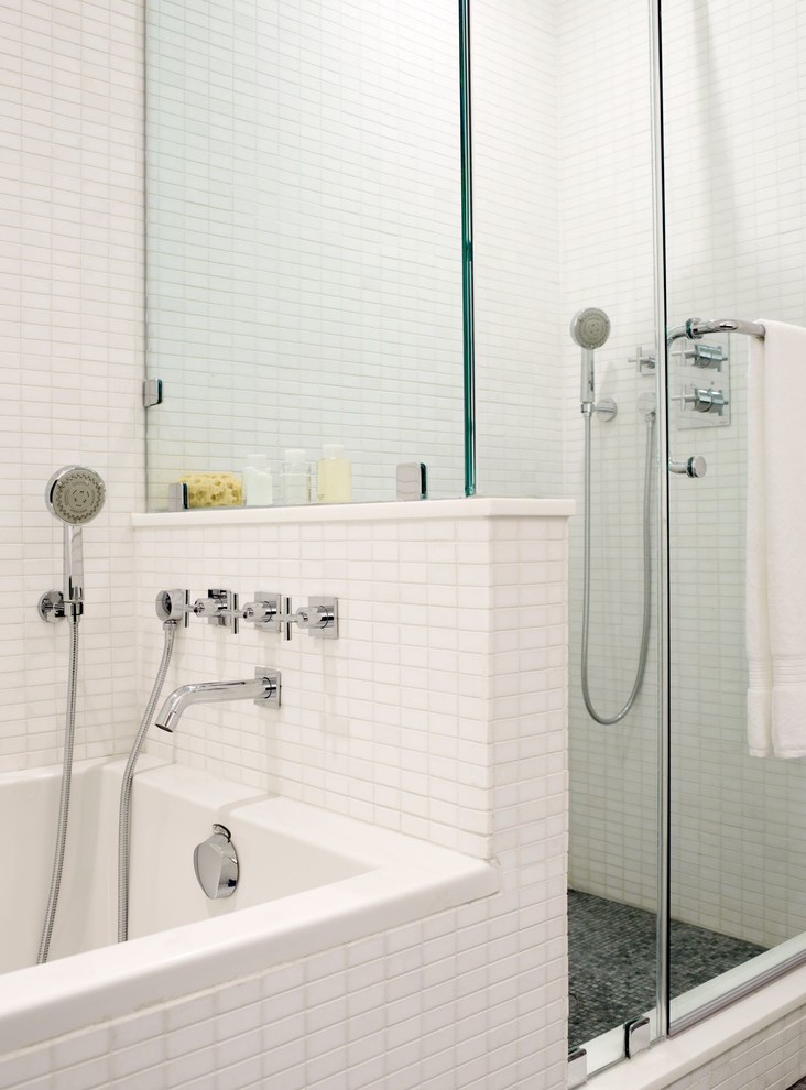 Стильный дизайн: маленькая главная ванная комната в стиле модернизм с плоскими фасадами, черными фасадами, накладной ванной, угловым душем, унитазом-моноблоком, белой плиткой, плиткой мозаикой, белыми стенами, полом из мозаичной плитки, врезной раковиной, мраморной столешницей, черным полом, душем с распашными дверями и белой столешницей для на участке и в саду - последний тренд