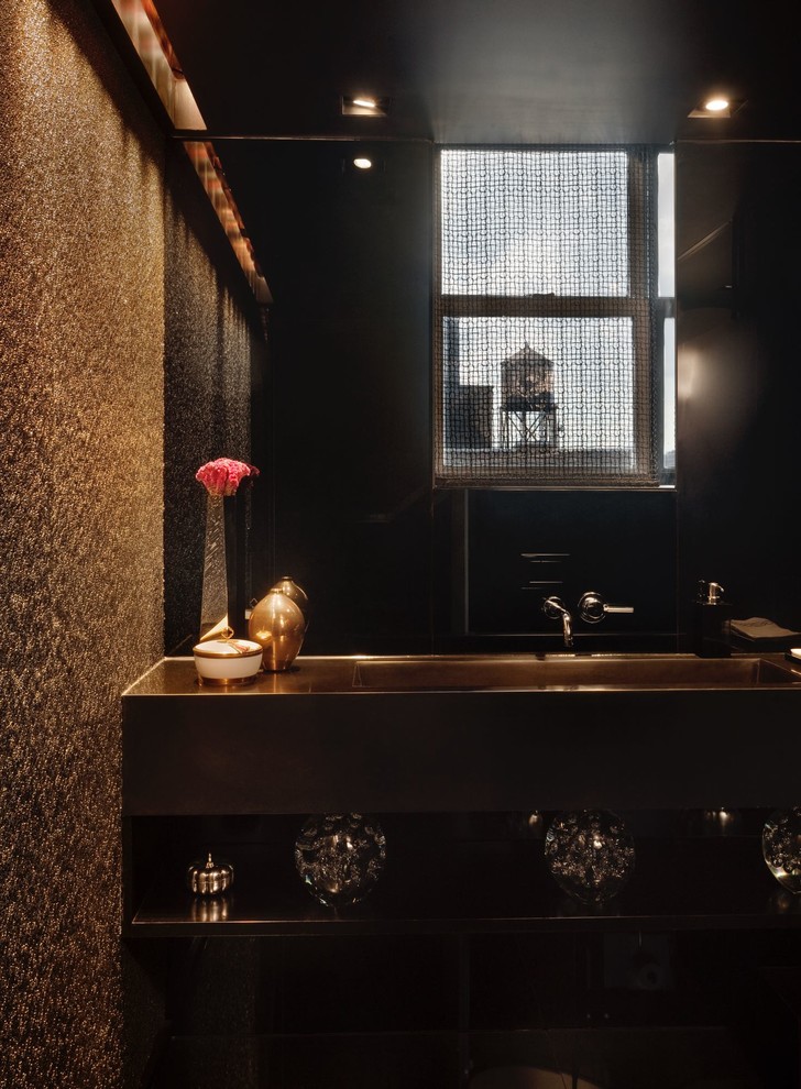 Kleines Modernes Duschbad mit offenen Schränken, schwarzen Schränken, Toilette mit Aufsatzspülkasten, grauen Fliesen, Steinplatten, brauner Wandfarbe, Trogwaschbecken, Glaswaschbecken/Glaswaschtisch und gelber Waschtischplatte in New York