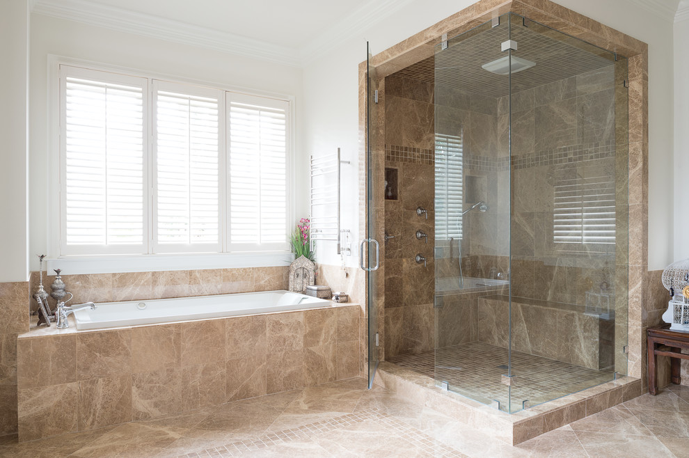 Immagine di una stanza da bagno chic con doccia alcova, piastrelle beige, piastrelle in pietra, pareti bianche, pavimento in travertino e vasca da incasso