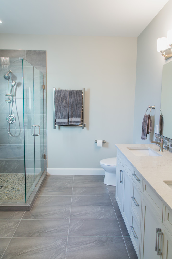 Immagine di una stanza da bagno classica con vasca freestanding, doccia ad angolo, WC monopezzo, pareti verdi, pavimento in legno massello medio e porta doccia a battente