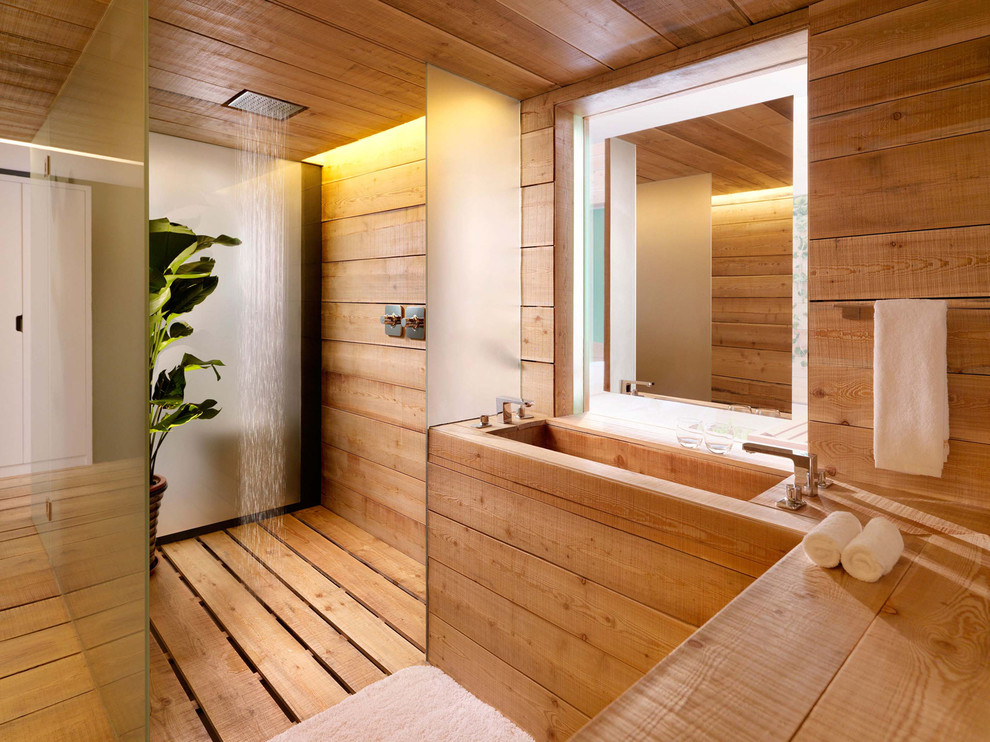 Ejemplo de cuarto de baño principal asiático grande con ducha abierta, paredes multicolor, suelo de madera clara y lavabo integrado
