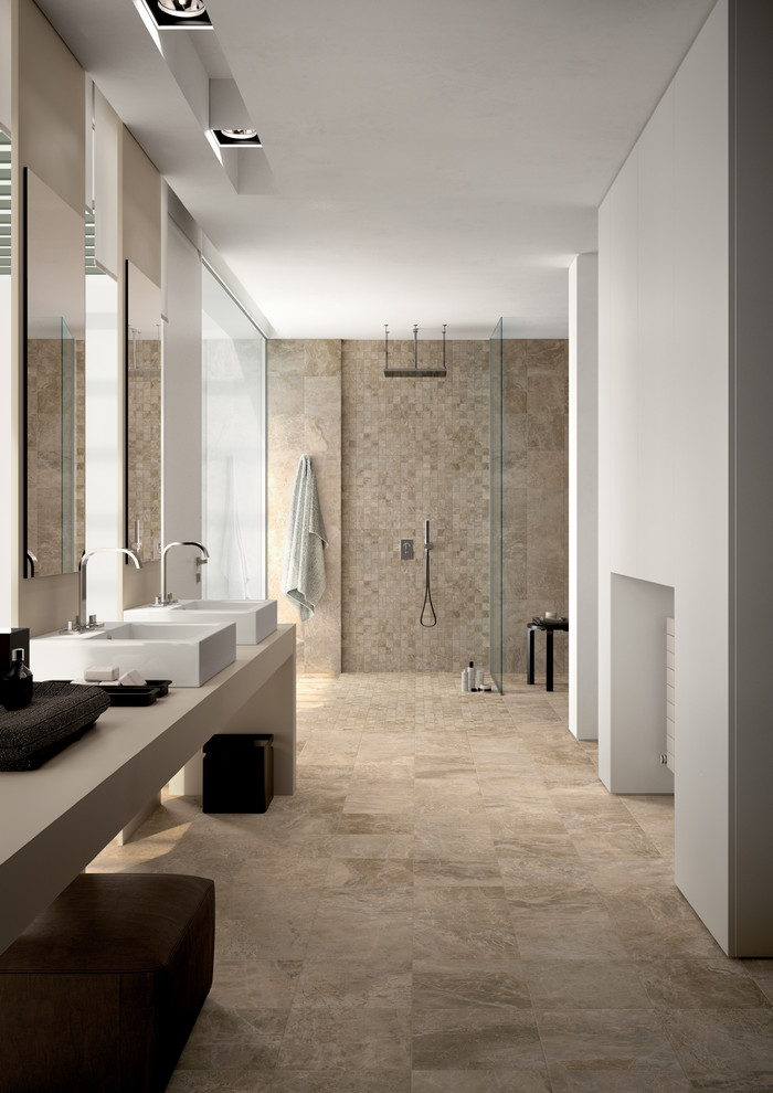 Идея дизайна: ванная комната в современном стиле с душем без бортиков, бежевой плиткой, плиткой мозаикой, белыми стенами, настольной раковиной, бежевым полом, открытым душем и бежевой столешницей