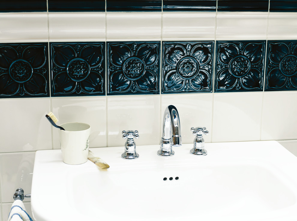 Идея дизайна: ванная комната в классическом стиле с керамической плиткой