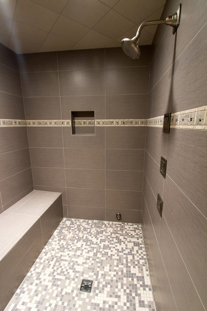 Idee per una stanza da bagno chic con ante a filo, ante bianche, doccia alcova, pareti beige e lavabo da incasso