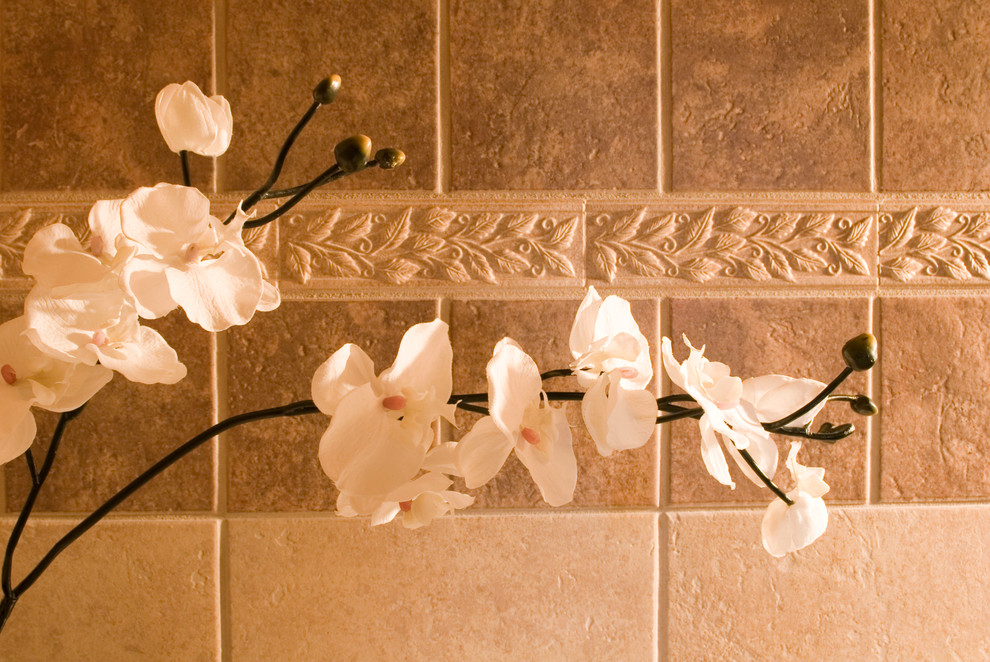 Esempio di una stanza da bagno con doccia classica di medie dimensioni con vasca da incasso, doccia aperta, WC monopezzo, pareti beige, pavimento con piastrelle in ceramica e lavabo da incasso