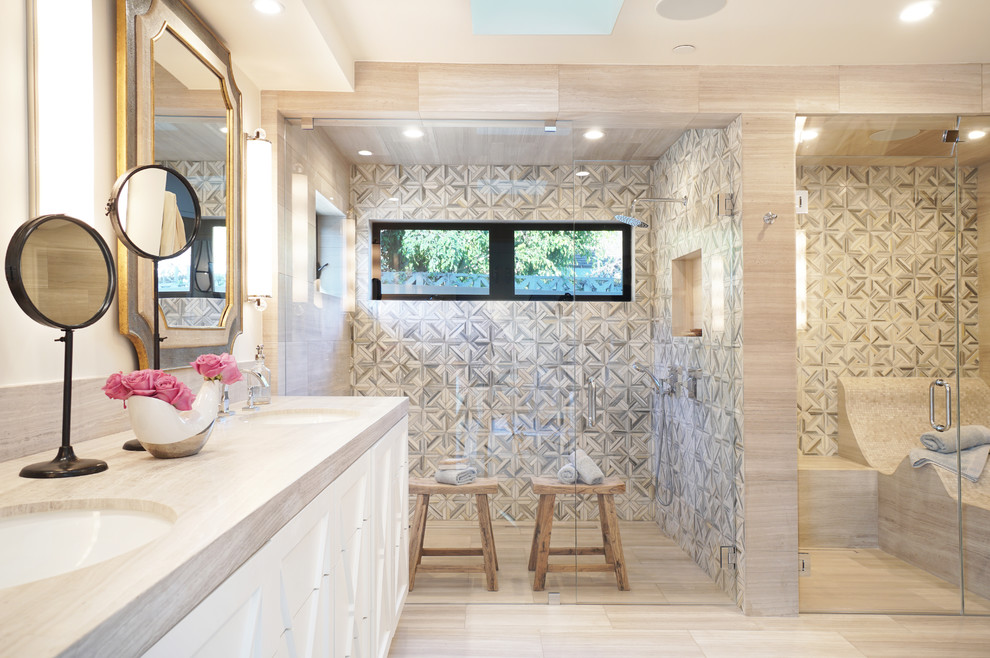 Стильный дизайн: большая главная ванная комната в стиле кантри с душем с распашными дверями, белыми фасадами, серой плиткой, белыми стенами, врезной раковиной, бежевым полом и бежевой столешницей - последний тренд