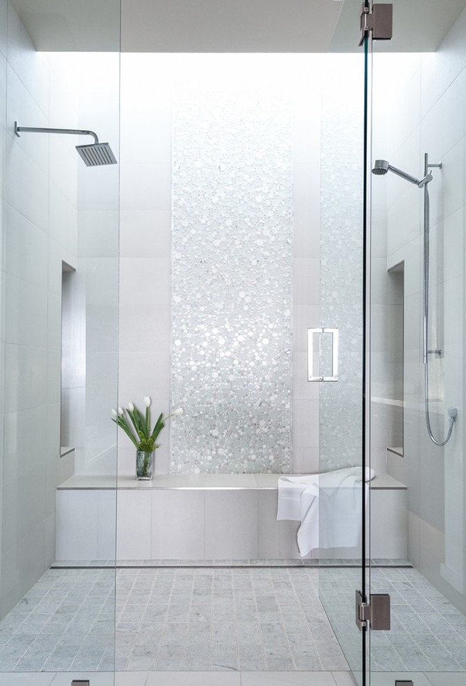 На фото: большая главная ванная комната в стиле неоклассика (современная классика) с душем в нише, белой плиткой, плиткой мозаикой, белыми стенами, мраморным полом, белым полом и душем с распашными дверями с