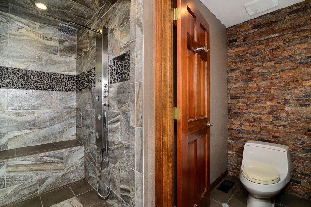 Idee per una stanza da bagno padronale rustica di medie dimensioni con doccia aperta, WC monopezzo, piastrelle multicolore, piastrelle in pietra, pareti marroni, pavimento con piastrelle in ceramica, pavimento marrone e doccia aperta