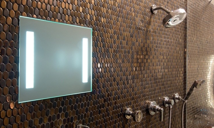 Foto di una stanza da bagno padronale minimal di medie dimensioni con doccia aperta, piastrelle marroni, piastrelle a mosaico e pareti marroni