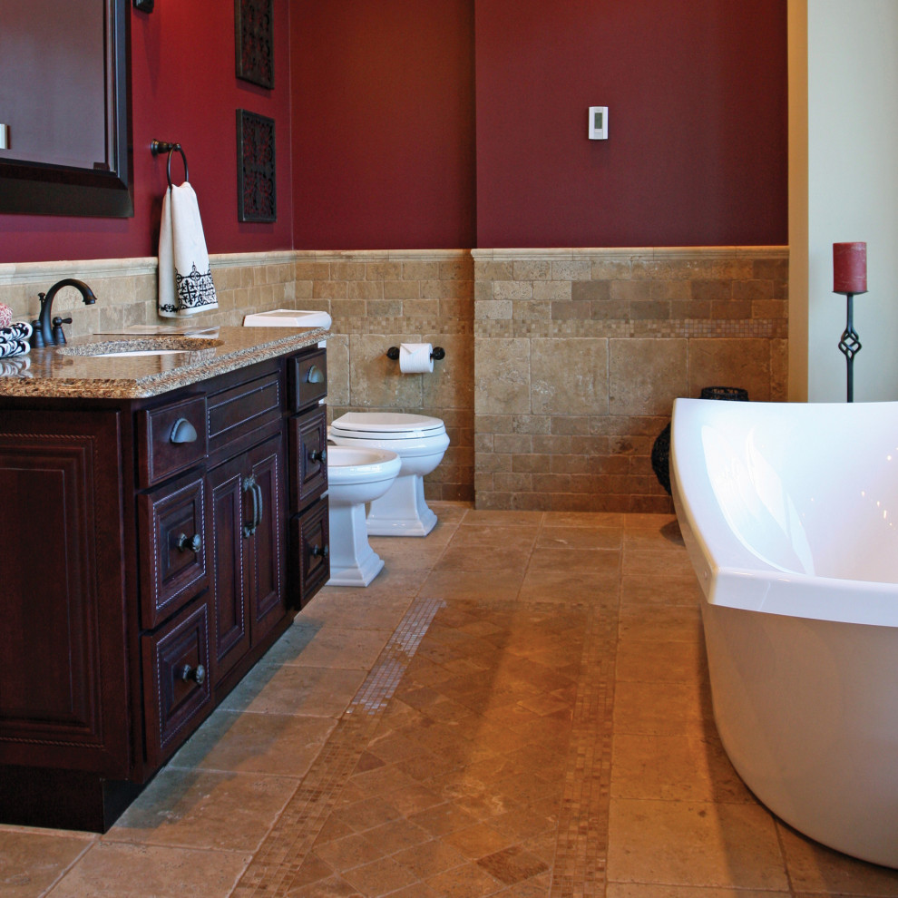Esempio di una stanza da bagno con vasca freestanding, piastrelle beige, piastrelle in ceramica, pareti rosse, pavimento con piastrelle in ceramica, pavimento beige e top beige