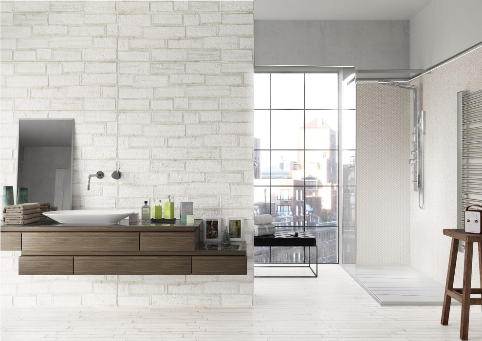 Exempel på ett mycket stort industriellt grå grått en-suite badrum, med öppna hyllor, grå skåp, ett fristående badkar, vit kakel, keramikplattor, vita väggar, klinkergolv i keramik, bänkskiva i betong och vitt golv