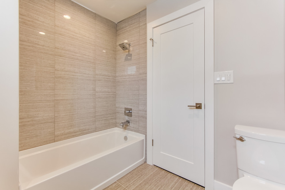Inspiration för ett funkis vit vitt badrum, med beige skåp, ett platsbyggt badkar, beige kakel, porslinskakel, beige väggar, klinkergolv i porslin, granitbänkskiva och beiget golv
