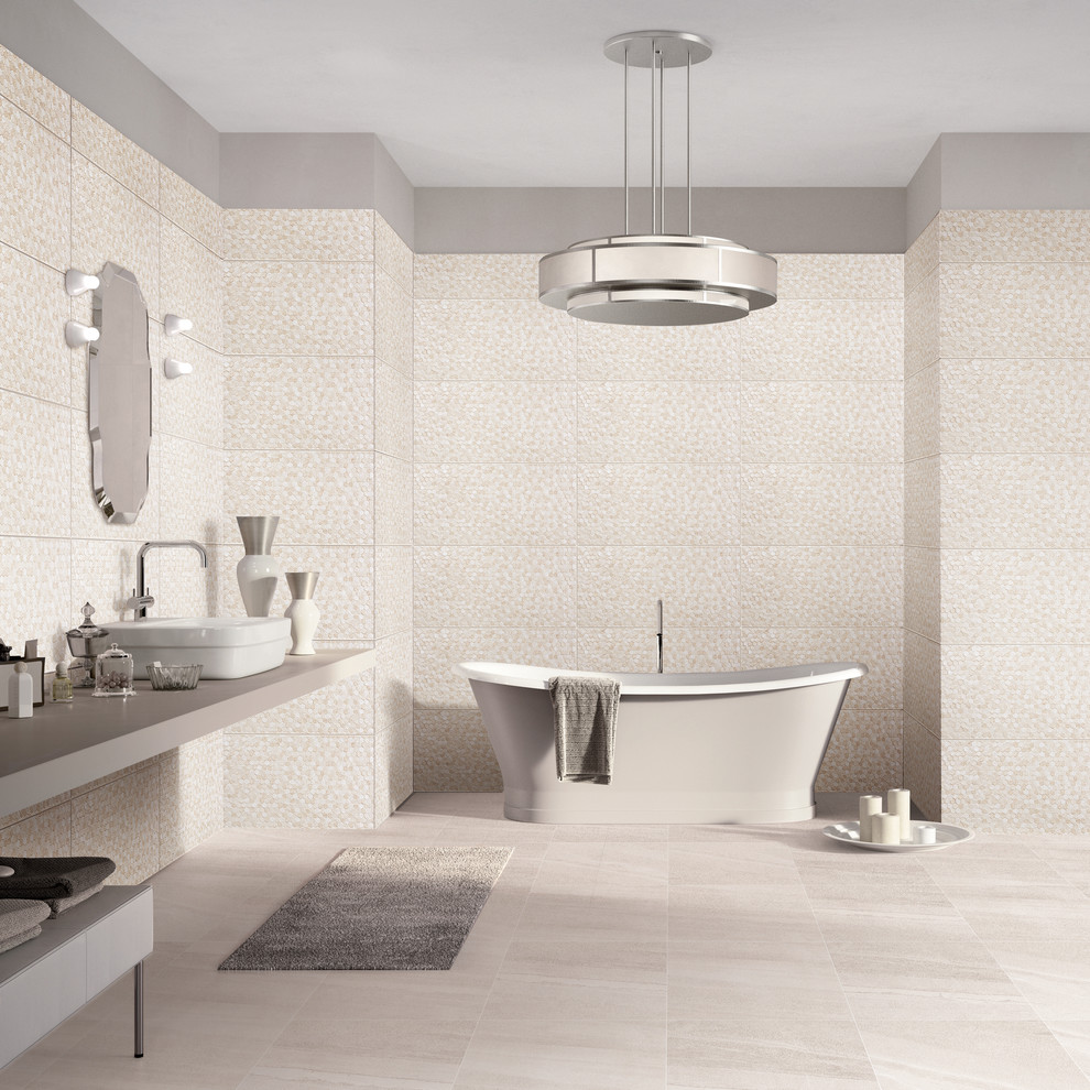 Cette image montre une grande salle de bain principale design avec une baignoire indépendante, un carrelage blanc, un mur blanc, un sol en carrelage de céramique, une vasque, un sol blanc et un plan de toilette gris.