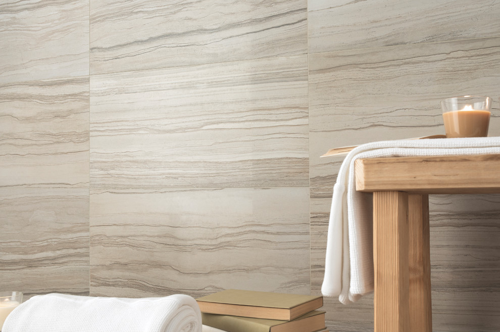 Esempio di una stanza da bagno design con piastrelle beige, piastrelle in ceramica, pareti beige, pavimento con piastrelle in ceramica e lavabo da incasso