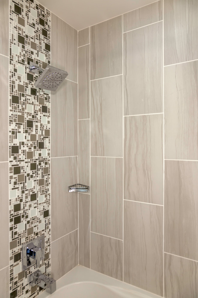 Modern inredning av ett badrum, med en dusch/badkar-kombination, beige kakel, mosaik, beige väggar, klinkergolv i keramik och beiget golv