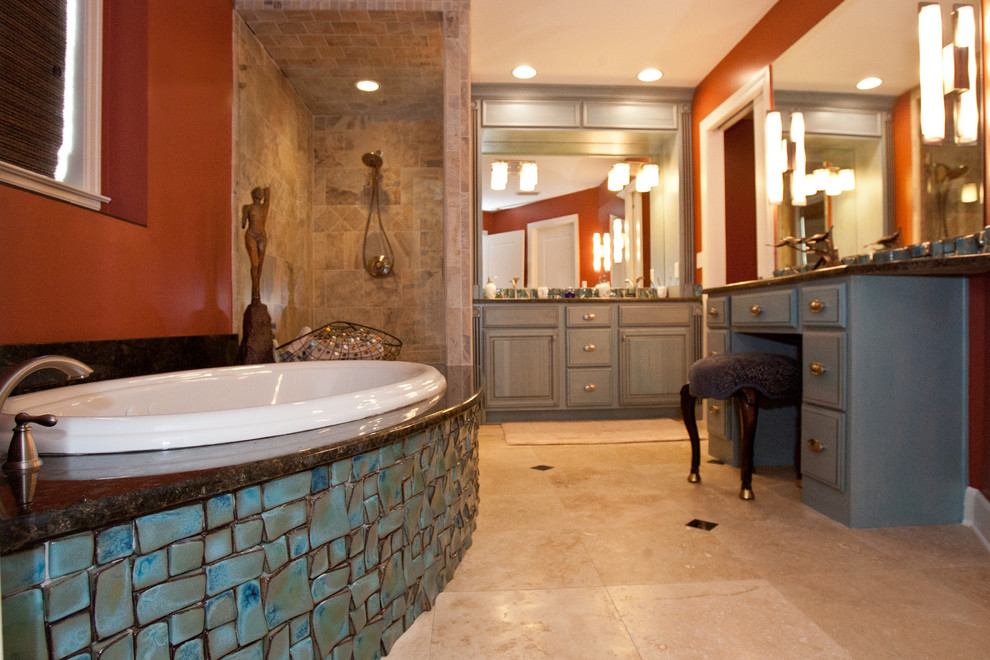 Exempel på ett maritimt badrum, med granitbänkskiva, ett platsbyggt badkar, en dusch i en alkov, blå kakel och travertin golv
