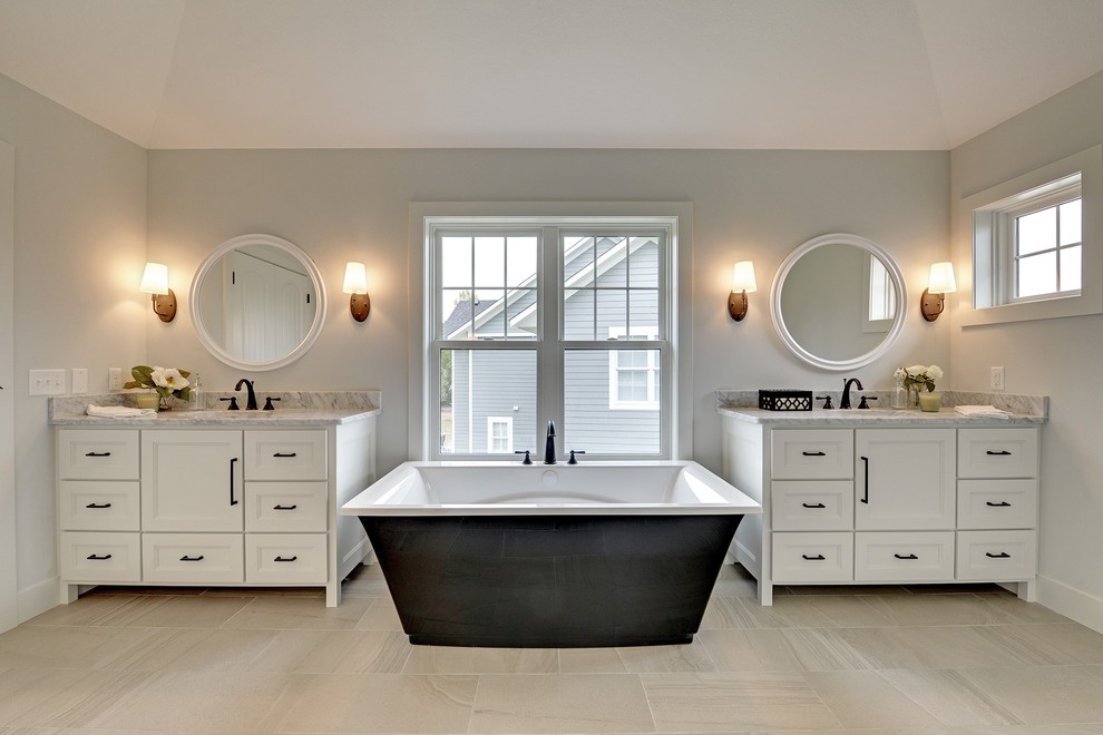 Exempel på ett stort klassiskt en-suite badrum, med ett undermonterad handfat, luckor med infälld panel, vita skåp, marmorbänkskiva, ett fristående badkar, en dubbeldusch, grå väggar, klinkergolv i porslin, vit kakel och stenkakel
