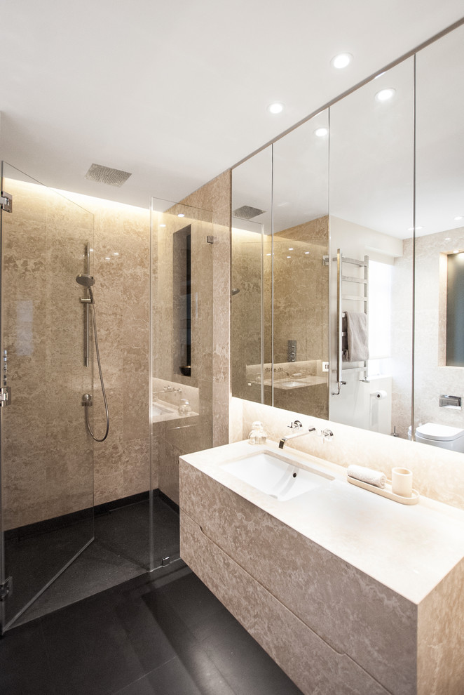 Aménagement d'une douche en alcôve principale contemporaine de taille moyenne avec WC suspendus, un carrelage noir, des dalles de pierre, un mur beige, un sol en ardoise, un lavabo encastré et un plan de toilette en marbre.