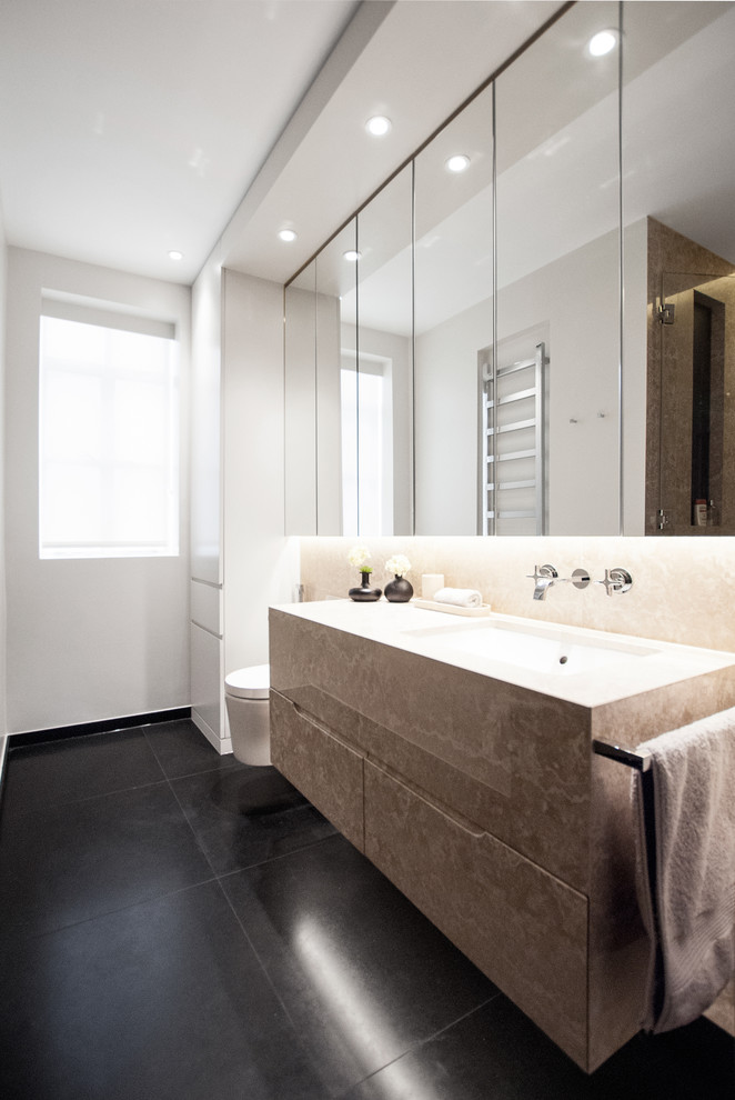 Inspiration för mellanstora moderna en-suite badrum, med grå skåp, en dusch i en alkov, en vägghängd toalettstol, svart kakel, stenhäll, vita väggar, skiffergolv, ett undermonterad handfat, marmorbänkskiva och släta luckor