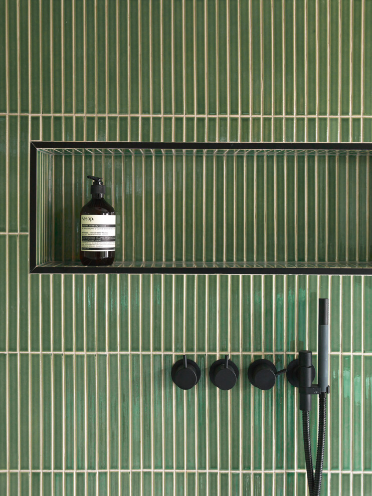 Idéer för ett mellanstort modernt en-suite badrum, med våtrum, en vägghängd toalettstol, grön kakel, porslinskakel, beige väggar, marmorgolv, ett väggmonterat handfat, grått golv och med dusch som är öppen