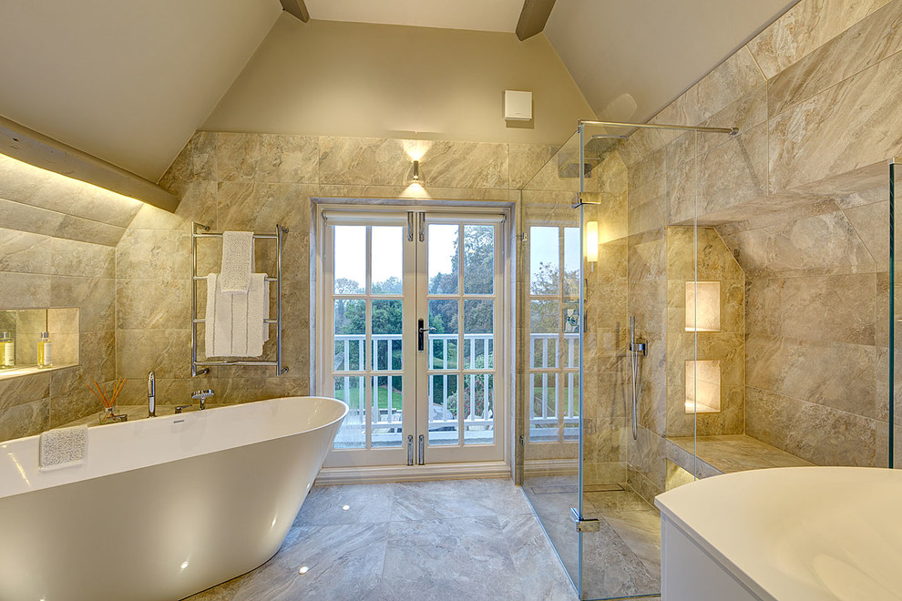 Esempio di una stanza da bagno minimalista con vasca freestanding, doccia aperta, piastrelle in ceramica e pavimento con piastrelle in ceramica