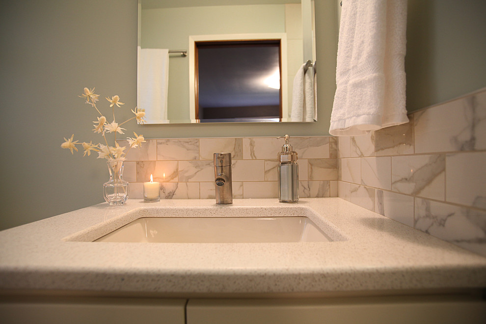 Esempio di una stanza da bagno classica con lavabo sottopiano, ante in stile shaker, ante bianche, top in quarzo composito, doccia alcova, WC a due pezzi, piastrelle multicolore e piastrelle in gres porcellanato